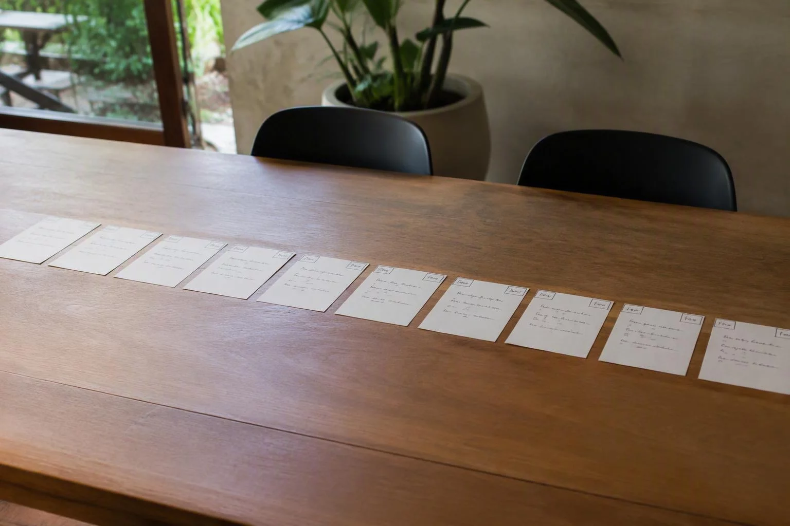 Cartões de assunto enfileirados por mês sobre a mesa